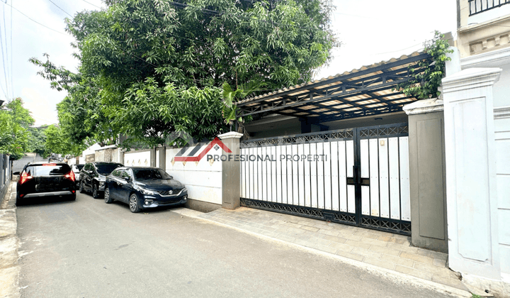 Rumah Terawat Dilengkapi Kolam Renang Privat Area Bangka, Jakarta Selatan