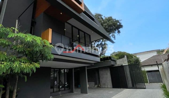 Modern Minimalist House Dalam Townhouse Swimming Pool di Kemang, Jakarta Selatan