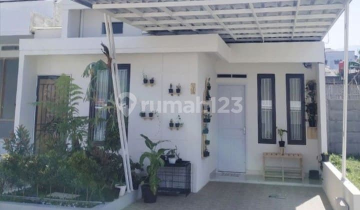 Rumah Nuansa Villa di Cihanjuang Dekat Lembang