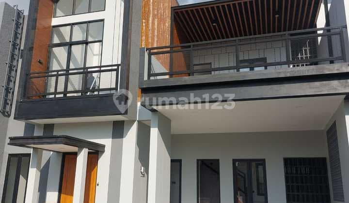 Rumah 2 Lantai Scandinavian Carport 2 Mobil Dengan Balkon Mewah
