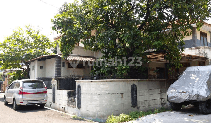 Rumah Tua di Jalan Merah Jambu , Kelapa Gading, Jakarta Utara