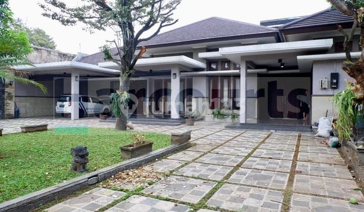 Rumah Mewah Dengan Kolam Renang Di Laweyan Solo