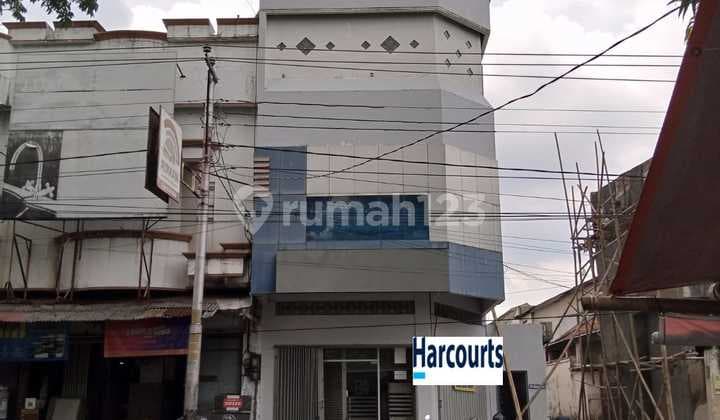 DISEWAKAN ruko bagus 4 lantai di Serengan, Solo.
Luas tanah :102 m2
Luas bangunan : 296 m2
Lebar depan : 7m, SHM
Hook : timur & barat