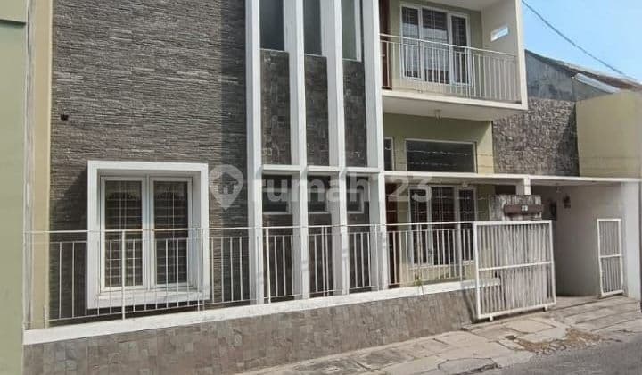 Rumah di Tengah Kota Solo, Lokasi di Kedung Lumbu Pasar Kliwon, Solo, dekat dengan Luwes Lojiwetan, Gereja Katholik Purbayan, SMP Kanisius, Pertokoan Beteng