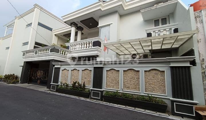 Rumah Mewah Full Furnished Ada Kolam Renang Di Sumber Banjarsari Solo
