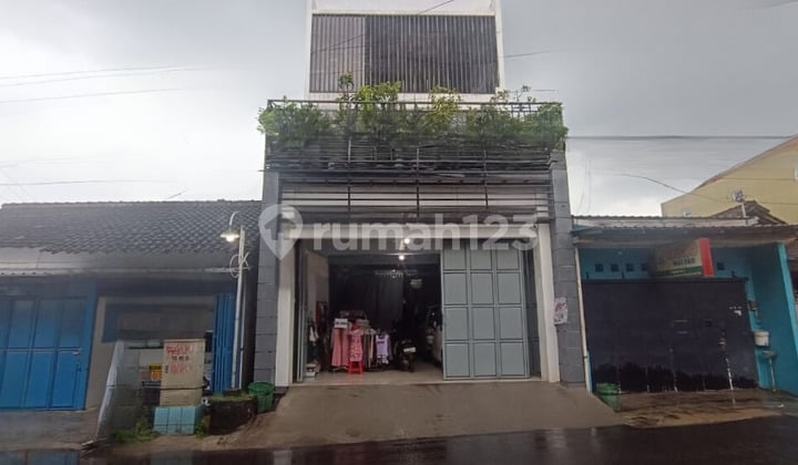 2.5-Story House Suitable for Business, Strategic Location in Wonorejo, Near Jayawijaya Mojosongo