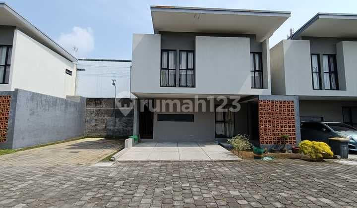 Rumah Bagus Full Furnished Lokasi Di Cluster Colomadu Solo