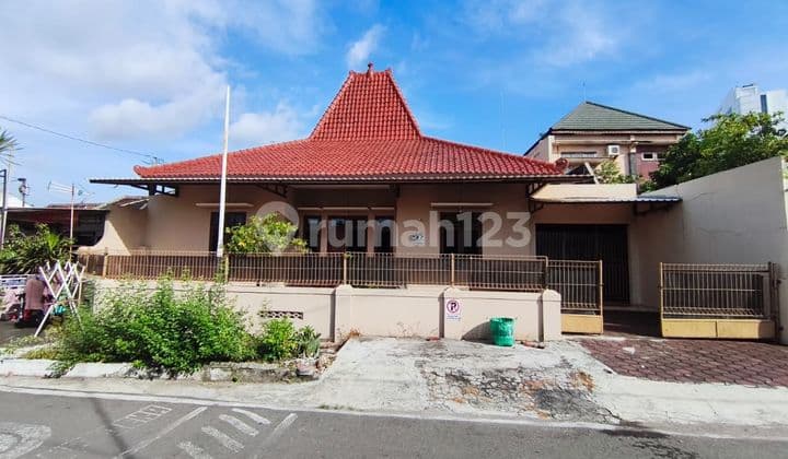 Rumah dengan Nuansa Antik Budaya Jawa Lokasi di Banjarsari Solo