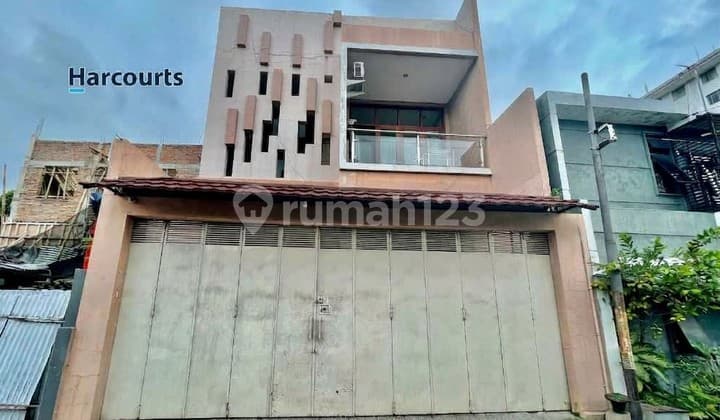 Rumah 2,5 Lantai Ada Rooftop Dekat Solo Paragon Mall di Ketelan Banjarsari Solo