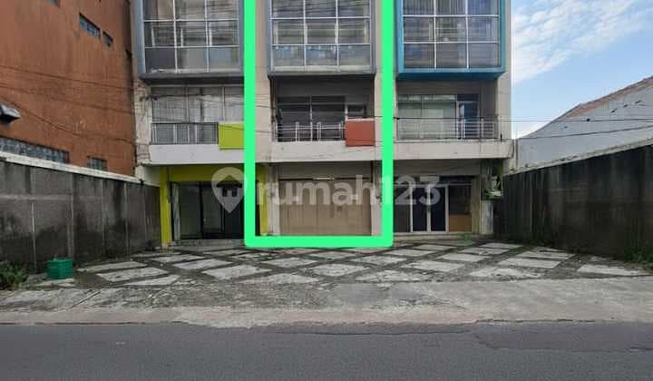 Ruko 3 Lantai Siap Pakai, Lokasi Tengah Kota Solo