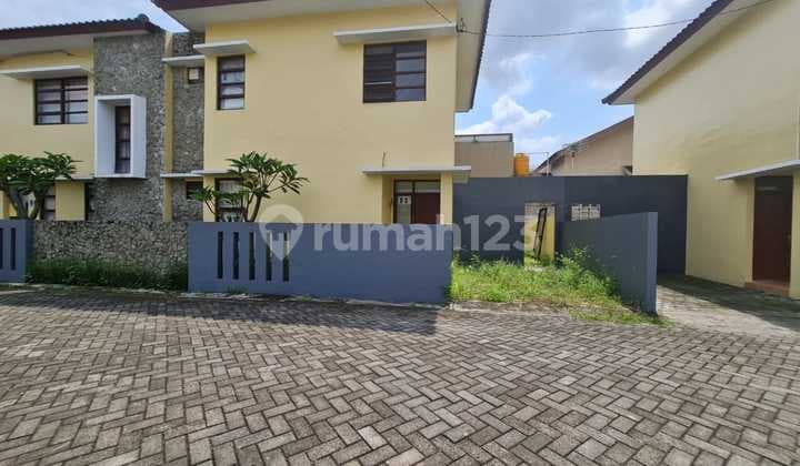 Rumah 2 Lantai Bagus Bersih Nyaman Siap Pakai di Perumahan Colomadu Solo,