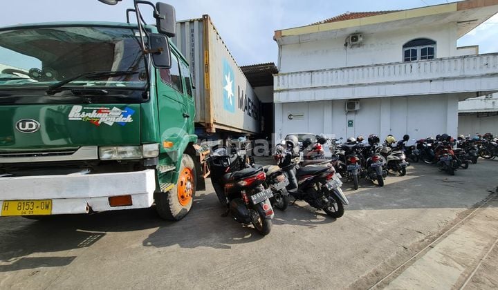 Gudang akses kontainer di jalan raya gatak mayang sukoharjo