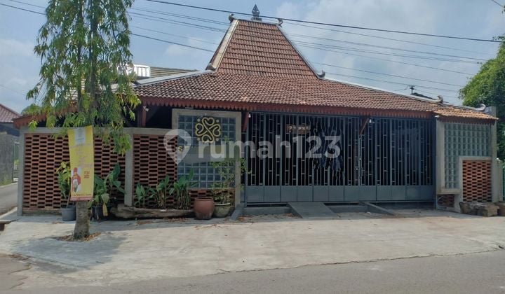 Rumah ada Bangunan Ruang Usaha + Joglo
Lokasi : Strategis di Nusukan, Banjarsari, Solo