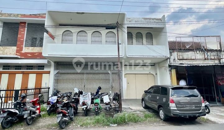 Disewakan ruang usaha berikut rumah tinggal lokasi kawasan bisnis dekat pasar Gede, Solo.