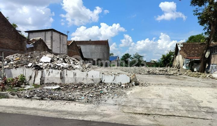 The land is flat, already has a foundation, located in the center of Solo Baru.