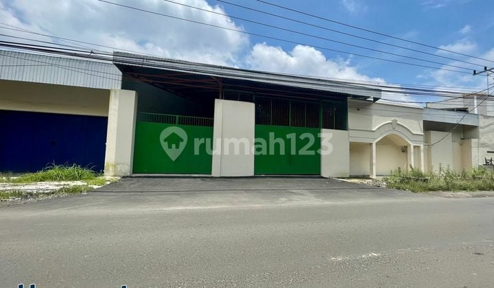 Gudang pinggir jalan akses kontainer dekat Solo Baru