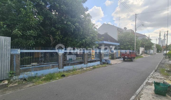 Rumah hitung tanah dekat Masjid raya sheikh zayed solo