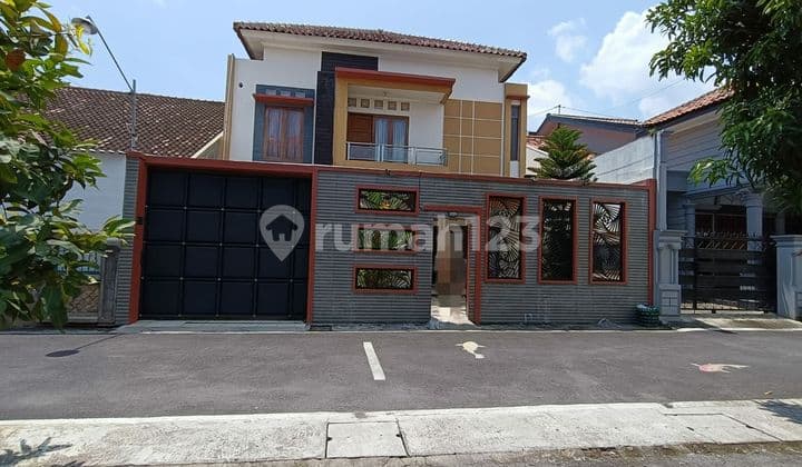Rumah bagus 2 lantai di gentan solo