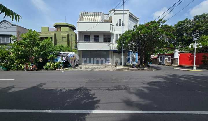 For Rent: Super Strategic Shop House and Business Space on Honggowongso Tipes Serengan Street, Solo.