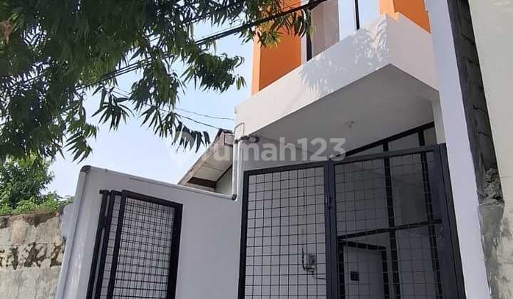 Disewakan Ruko Bagus 2 Lantai Bersih Terawat Siap Pakai Di Pinggir Jalan Raya Utama Di Prime Area Di Gentan, Solo.