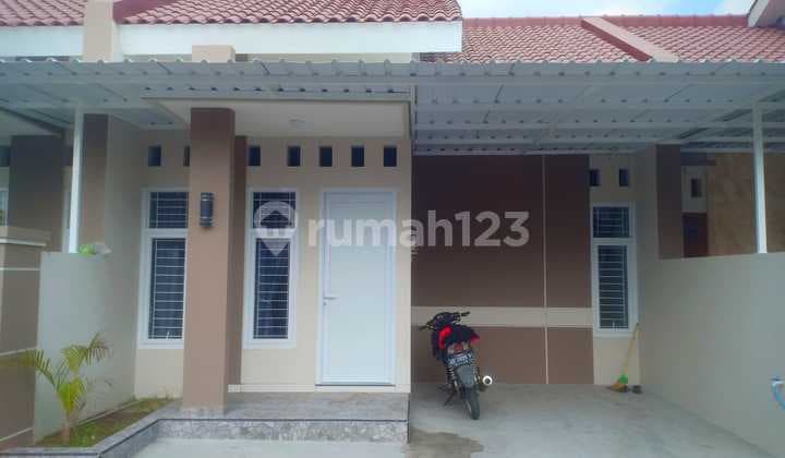 Disewakan Rumah Minimalis Bangunan Baru Di Kawasan Cluster Cemani. Cocok Untuk Hunian, Dekat Pusat Kuliner. Lingkungan Super Nyaman.
