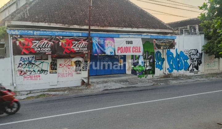 Bangunan Rumah Hitung Tanah di Jalan Raya Utama Solo