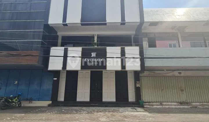 Ruko Dengan Interior Mewah Di Pusat Pertokoan Solo Baru