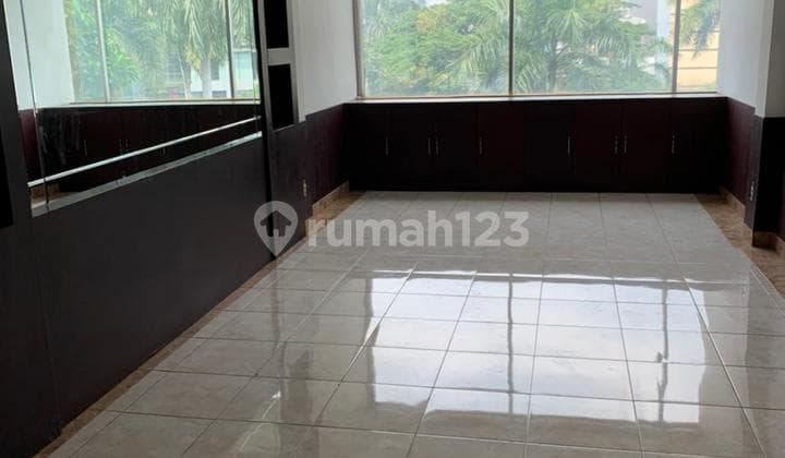 Gedung Bagus untuk Kantor di Jalan Utama Siap Pakai