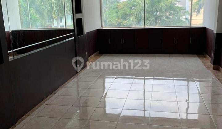 Gedung Bagus untuk Kantor di Jalan Utama Siap Pakai