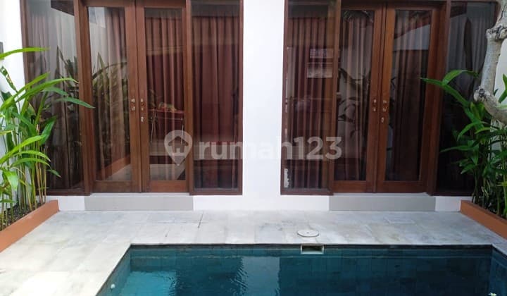 Hak Milik - Villa Menawan Dijual di Kerobokan - Hanya 300m dari Raya Canggu, Bali!