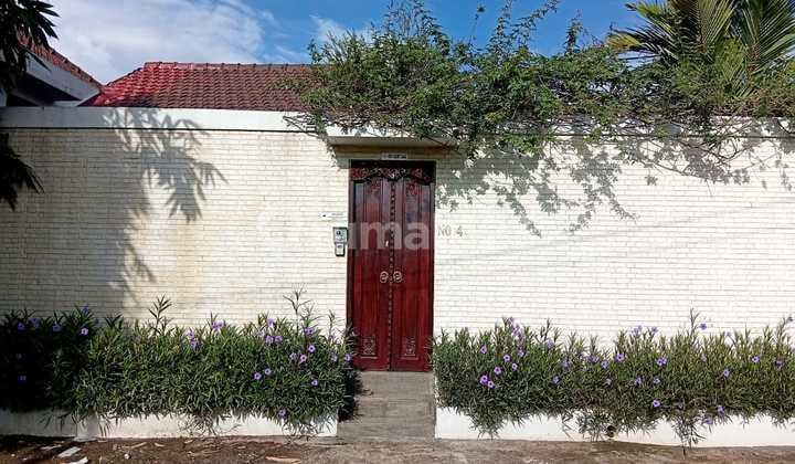 The Ultimate Family Retreat: Homey 6 Bedroom Freehold Villa Near Saba Beach!