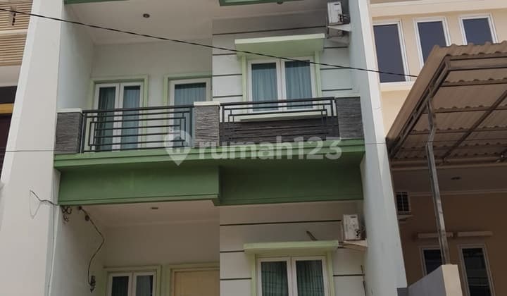 House in Kelapa Hybrid IV Block RA
Prgangsaan Street Two.
Kelapa Gading
North Jakarta. 3 Floors, Good HGB