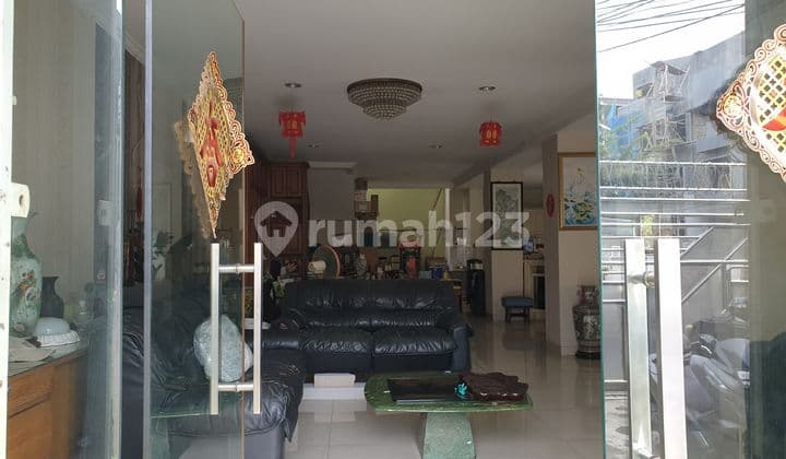 House in Duri Kepa, Kebon Jeruk, Hook 4 floors, combination of 3 houses facing North, South, and East, quick sale. Hook.