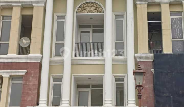 Shop House in Gading Serpong City Center, Premium, Graha Boulevard Gading Serpong, 3 Floors, Hot Price, Ready, Min. 2 Years for Rent ********.
