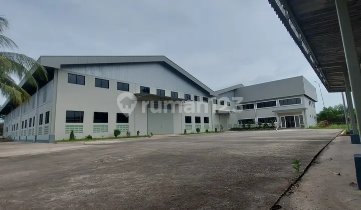 Gudang di Jual Murah Lokasi Strategis Samping Tol.
