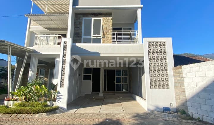 Beli Rumah 3 Lantai di Lokasi Strategis Tengah Kota Batu