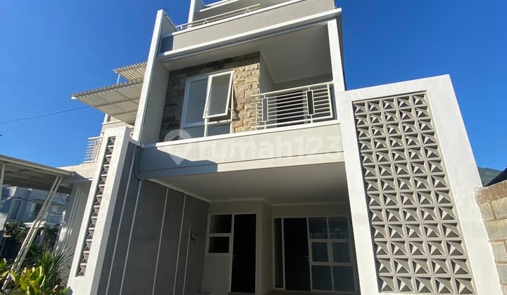 Buy a House with a Swimming Pool Bonus at the Highest Location in Batu City