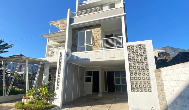 Buy a House Ready to Rent Villa Location in the Center of Batu City