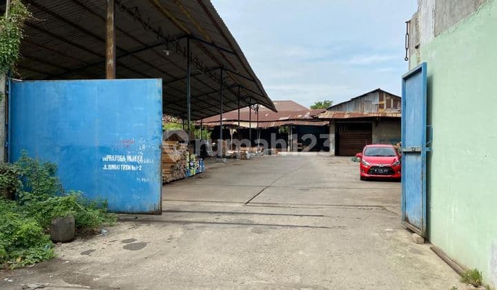 Pabrik gudang kayu dekat sama toll,ada kios dan ada kost2an