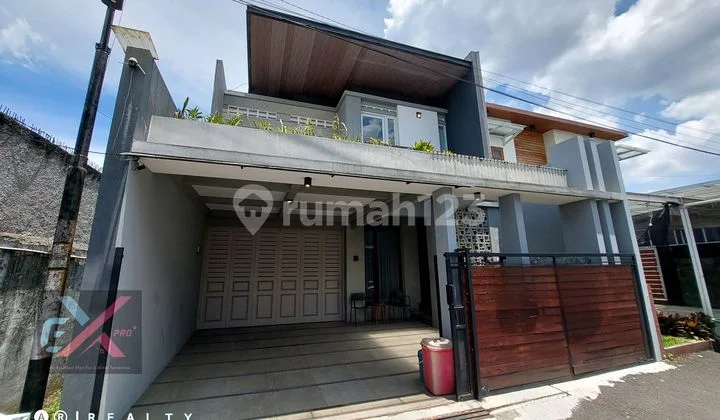 Rumah Bagus Modern dengan Kolam Renang Pribadi di Arcamanik Bandung Harga Nego