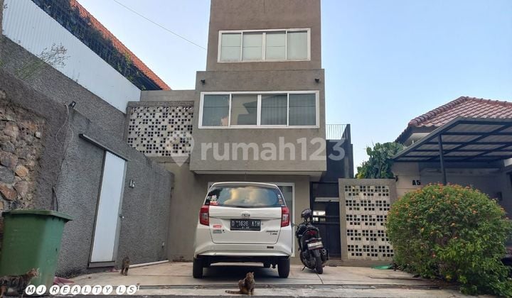 RUMAH INDUSTRIAL DI CIGADUNG DAGO BANDUNG Desain Unik dan Lokasi Strategis