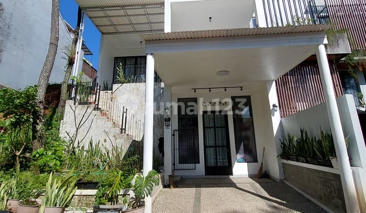 RUMAH MODERN SIAP HUNI DAGO BANDUNG Dengan Kolam Renang Pribadi