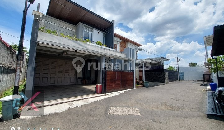 Rumah Modern di Arcamanik Bandung dengan Kolam Renang Pribadi