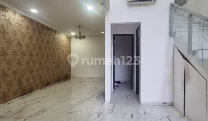 Rumah Depan Taman di Belakang Pondok Indah Mall 2 Jaksel