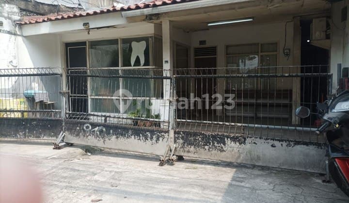 Ruang Usaha di Pinggir Jalan Raya Pasar Minggu Depan Stasiun