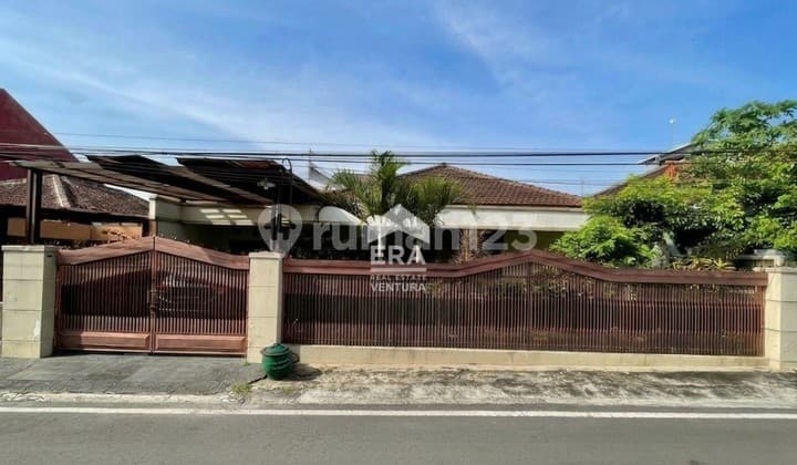 For Sale, House Near Soekarno Hatta, Good Building, Wide Road Frontage