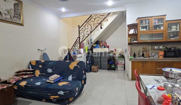 1383 Houses on 3rd Street, Cosmos car