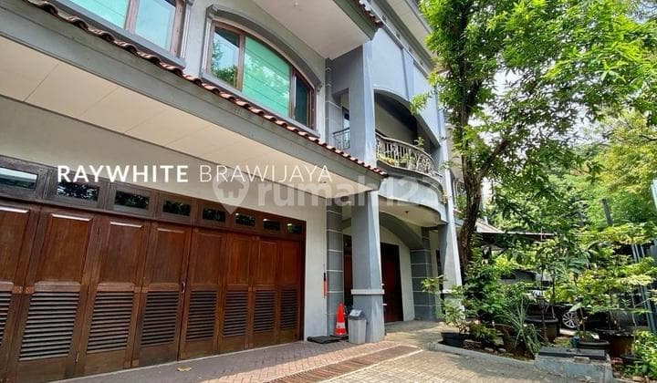 House suitable for Business Strategic Location in Kebayoran Baru Area