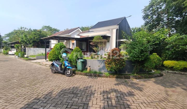 Royal Tajur Posisi Depan Dekat Jalan Utama