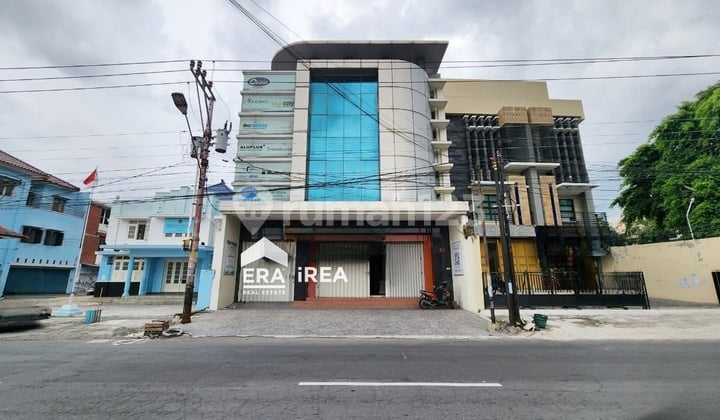 Affordable 3-Story Business Space Near Pasar Gedhe Solo City